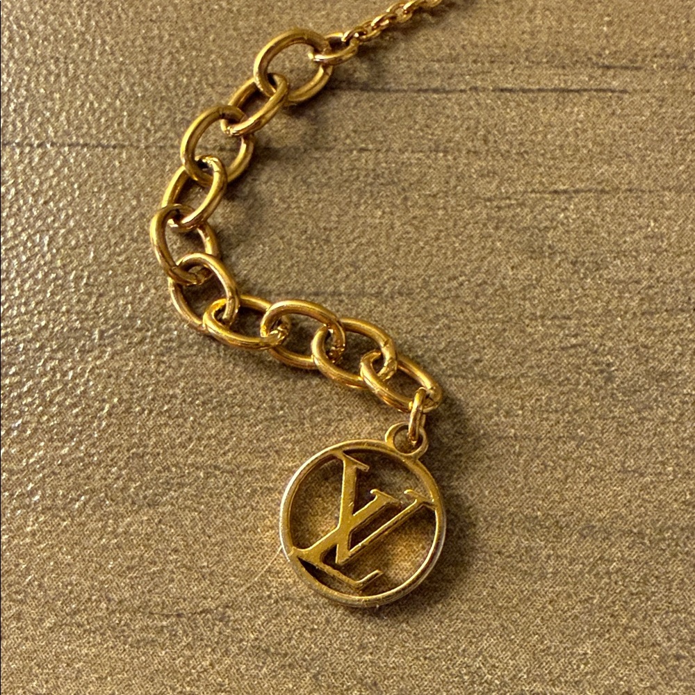 💛 Authentic Louis Vuitton Louisette Gold Charm Bracelet 💛 - Picture 7 of 15